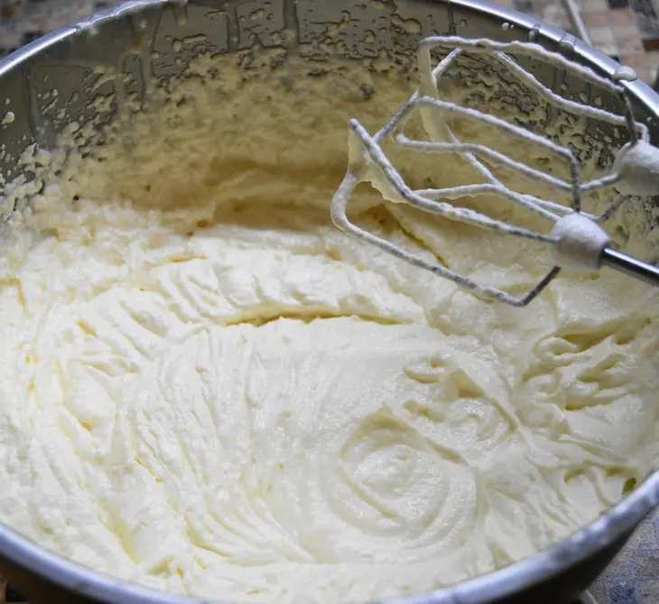 Торт цирк с медовыми коржами и сметанно-маслянным кремом с карамелизированными изюмом и черносливом: шаг 10