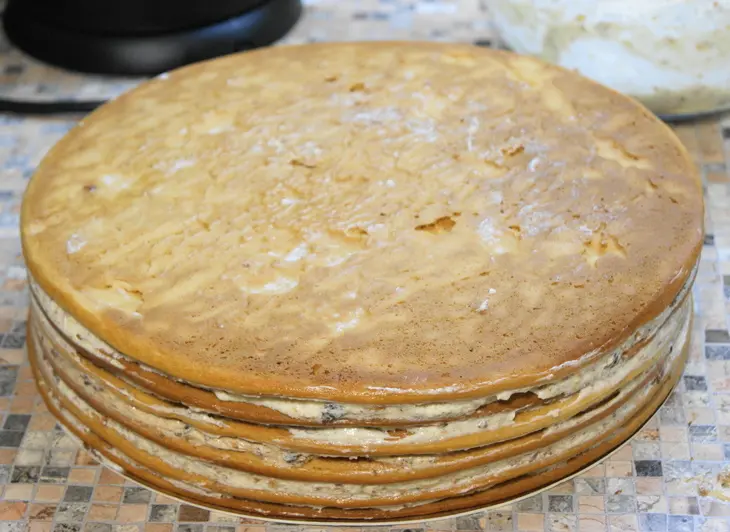 Торт цирк с медовыми коржами и сметанно-маслянным кремом с карамелизированными изюмом и черносливом: шаг 13