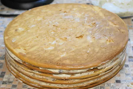 Торт цирк с медовыми коржами и сметанно-маслянным кремом с карамелизированными изюмом и черносливом: шаг 13