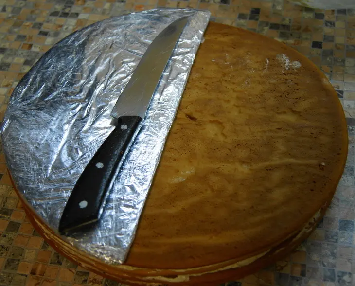 Торт цирк с медовыми коржами и сметанно-маслянным кремом с карамелизированными изюмом и черносливом: шаг 14