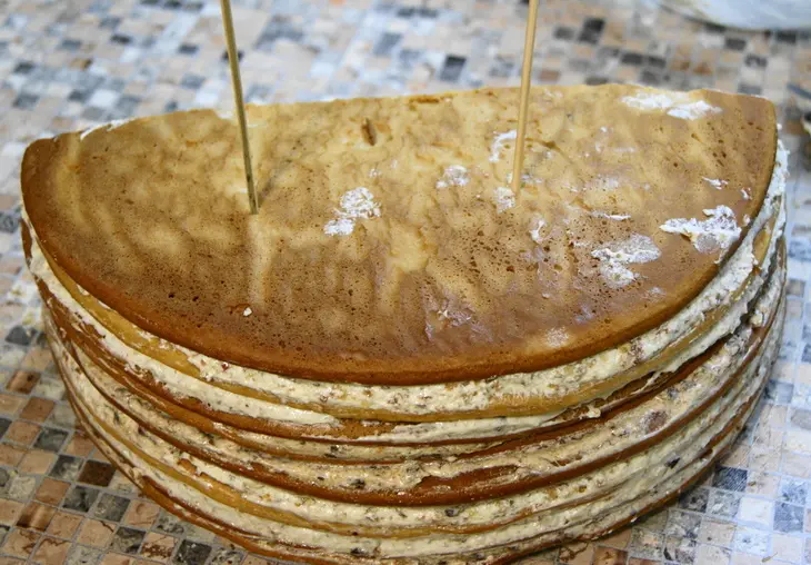 Торт цирк с медовыми коржами и сметанно-маслянным кремом с карамелизированными изюмом и черносливом: шаг 16