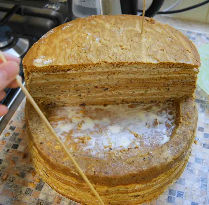 Торт цирк с медовыми коржами и сметанно-маслянным кремом с карамелизированными изюмом и черносливом: шаг 17