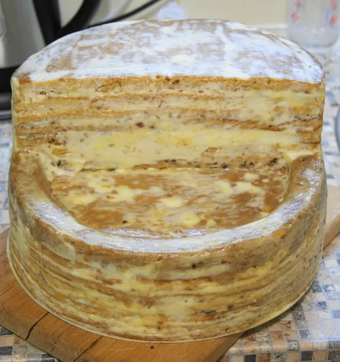Торт цирк с медовыми коржами и сметанно-маслянным кремом с карамелизированными изюмом и черносливом: шаг 18
