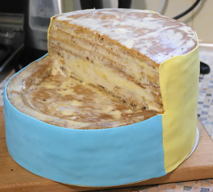 Торт цирк с медовыми коржами и сметанно-маслянным кремом с карамелизированными изюмом и черносливом: шаг 20
