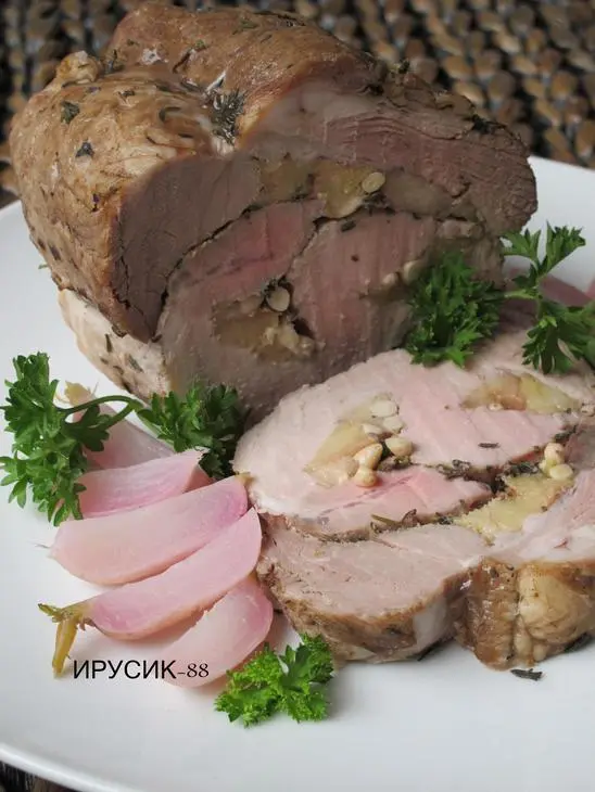 "буженина " с персиками и кедровыми орехами  на вином пару.: шаг 5