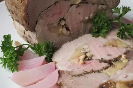 "буженина " с персиками и кедровыми орехами  на вином пару.: шаг 5
