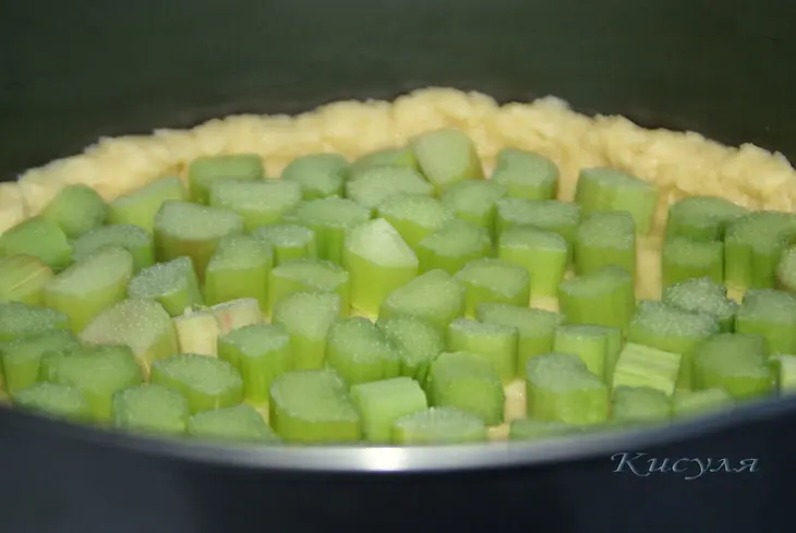 Пирог с ревенем, сметанным кремом и миндалём: шаг 4