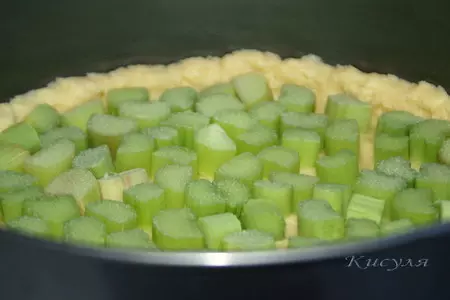 Пирог с ревенем, сметанным кремом и миндалём: шаг 4