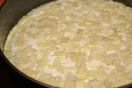 Пирог с ревенем, сметанным кремом и миндалём: шаг 6
