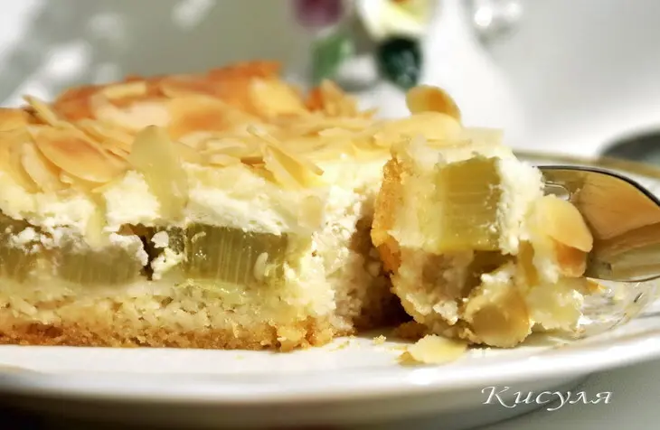 Пирог с ревенем, сметанным кремом и миндалём: шаг 9