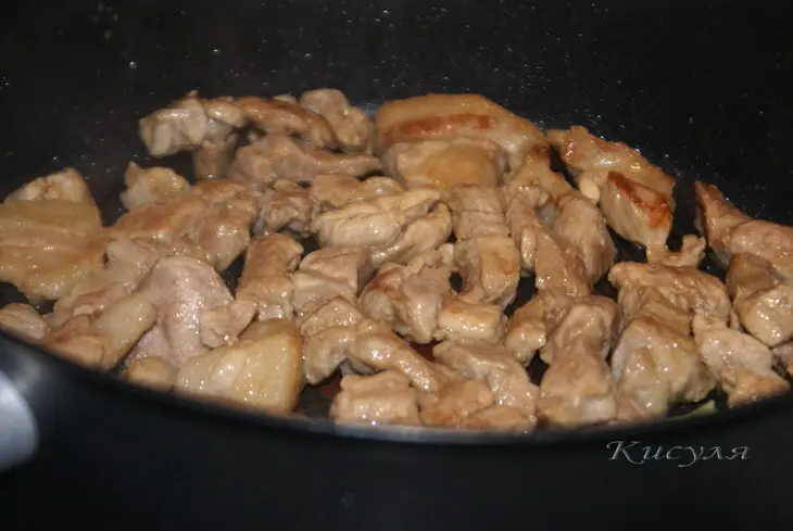 Свинина жаренная с редисом и яблочным соком: шаг 1