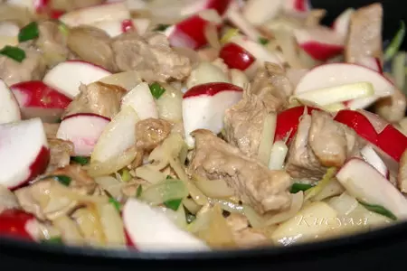 Свинина жаренная с редисом и яблочным соком: шаг 2