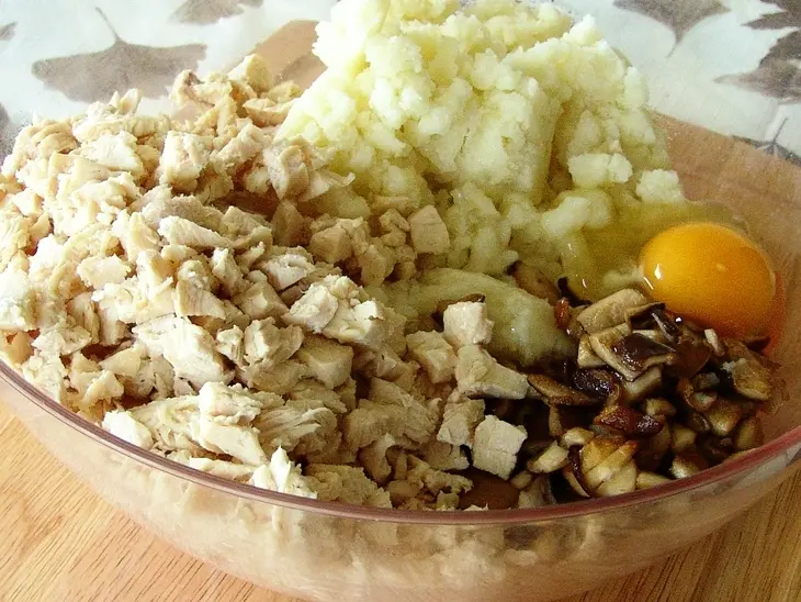 Картофельные котлеты с шитаке и курицей: шаг 2