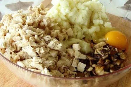 Картофельные котлеты с шитаке и курицей: шаг 2