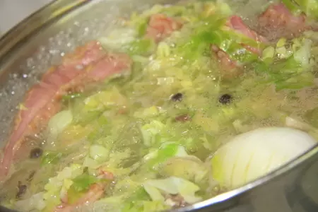 Борщ из молодой капусты с копчеными ребрышками и бальзамическим уксусом: шаг 1