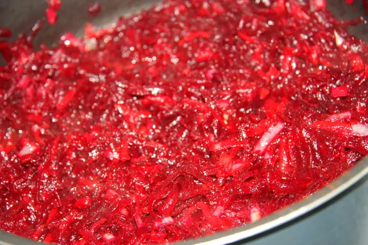 Борщ из молодой капусты с копчеными ребрышками и бальзамическим уксусом: шаг 2