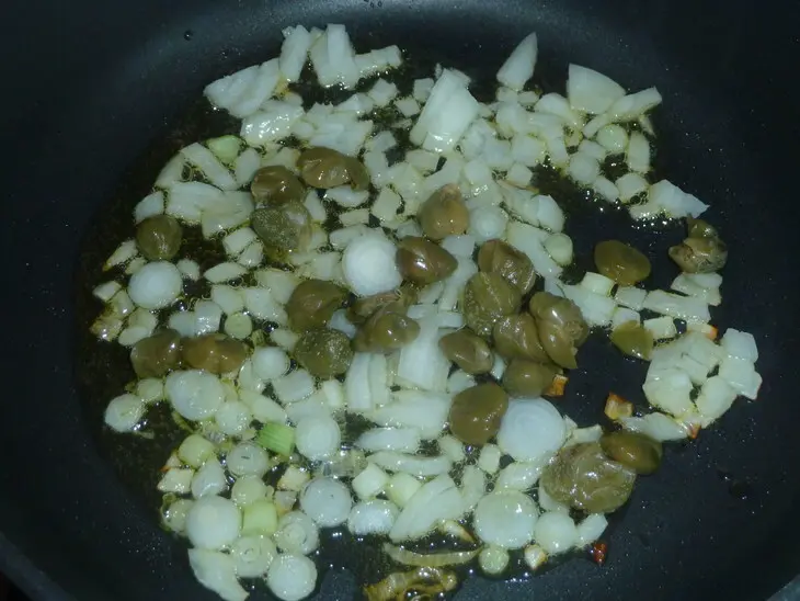 Тёплый салат из молодого картофеля, свежих и маринованных овощей для леночки ( mama elena): шаг 3