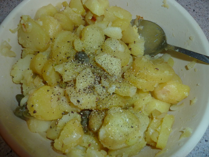 Тёплый салат из молодого картофеля, свежих и маринованных овощей для леночки ( mama elena): шаг 4