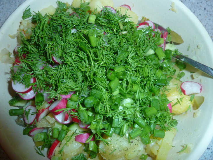 Тёплый салат из молодого картофеля, свежих и маринованных овощей для леночки ( mama elena): шаг 5