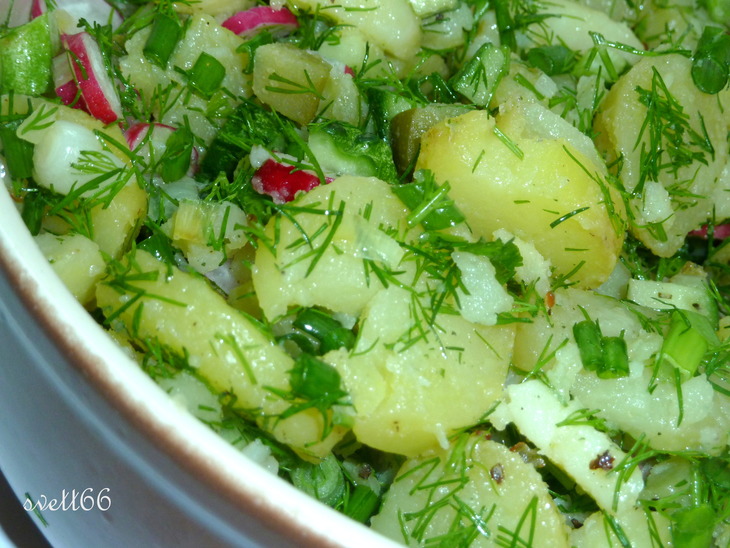 Тёплый салат из молодого картофеля, свежих и маринованных овощей для леночки ( mama elena): шаг 6