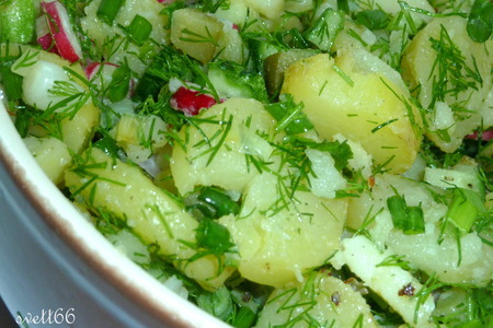 Тёплый салат из молодого картофеля, свежих и маринованных овощей для леночки ( mama elena): шаг 6