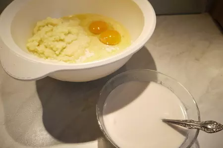 Дрожжевые картофельные оладьи: шаг 2