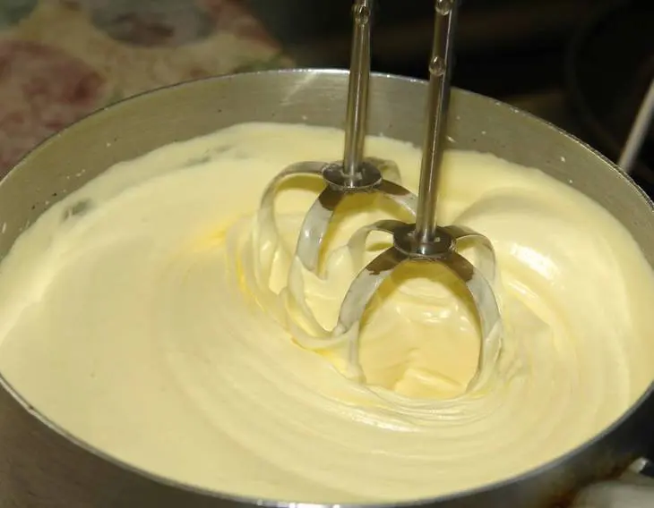Клубнично-йогуртовый торт "все цветы для мамы": шаг 1
