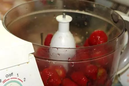 Клубнично-йогуртовый торт "все цветы для мамы": шаг 3
