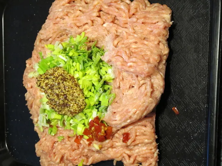 Котлеты куриные  с сыром в беконе на гриле.дуэль.: шаг 1