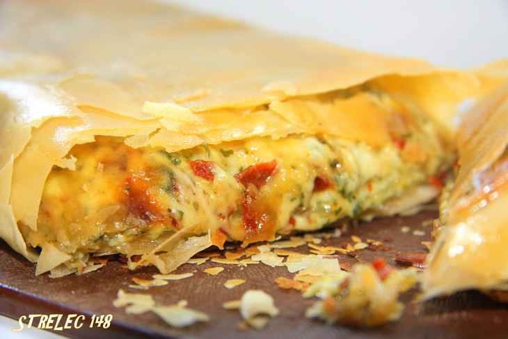 Пирог из теста фило с сыром и вялеными томатами.: шаг 6