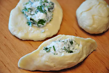 Погача(восточные пирожки) с сыром фета.: шаг 5