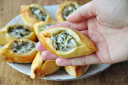 Погача(восточные пирожки) с сыром фета.: шаг 7
