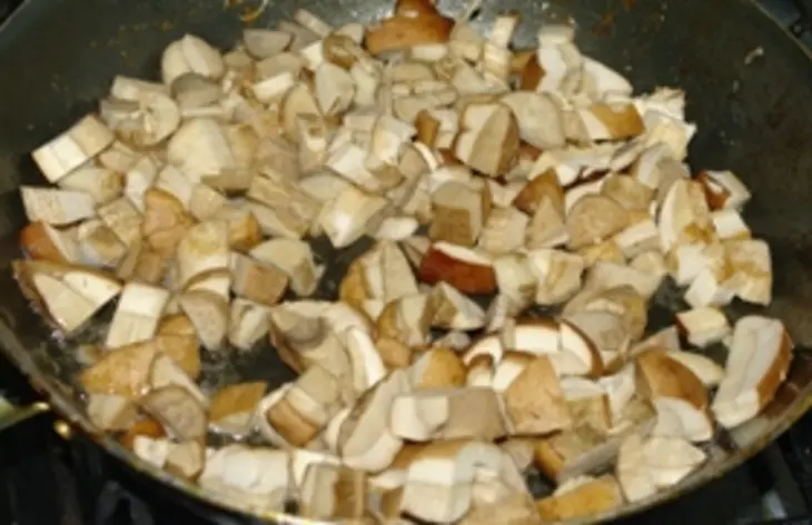 Драники с грибами и копченой грудинкой: шаг 4