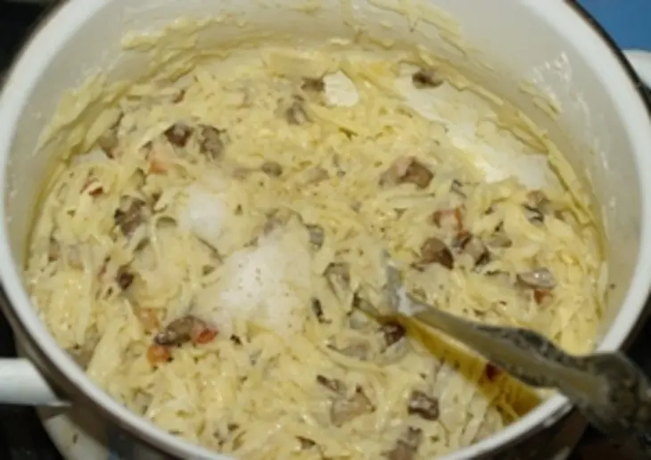 Драники с грибами и копченой грудинкой: шаг 5