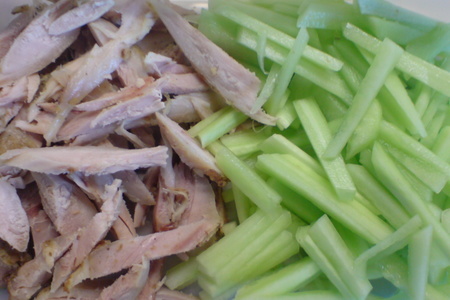Салат с огурцом и куриным мясом под зелёным соусом: шаг 1