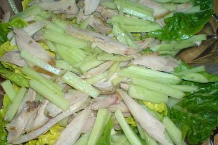 Салат с огурцом и куриным мясом под зелёным соусом: шаг 3