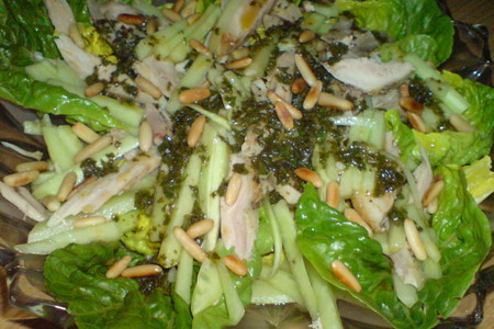 Салат с огурцом и куриным мясом под зелёным соусом: шаг 4