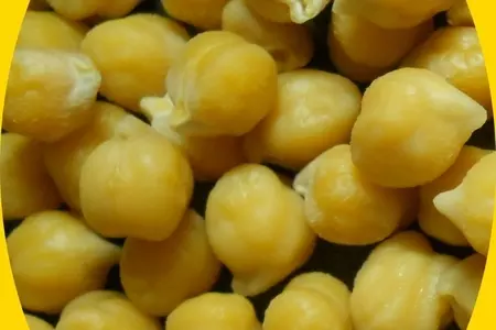 Теплый салат с нутом , морепродуктами  под легким соусом.: шаг 1