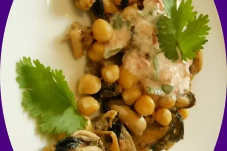 Теплый салат с нутом , морепродуктами  под легким соусом.: шаг 3
