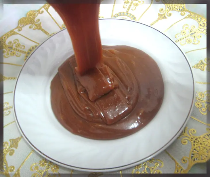 Торт к вечернему чаепитию с кремом и клубникой: шаг 3