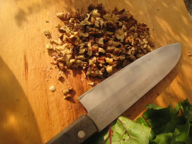 Салат из свекольной ботвы с орехами: шаг 3
