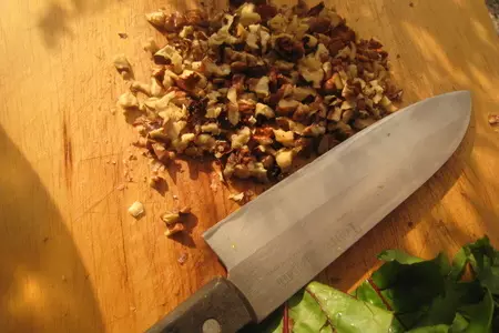 Салат из свекольной ботвы с орехами: шаг 3