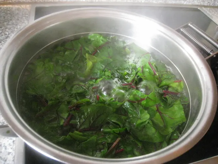 Салат из свекольной ботвы с орехами: шаг 6