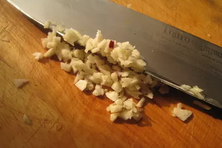 Салат из свекольной ботвы с орехами: шаг 7