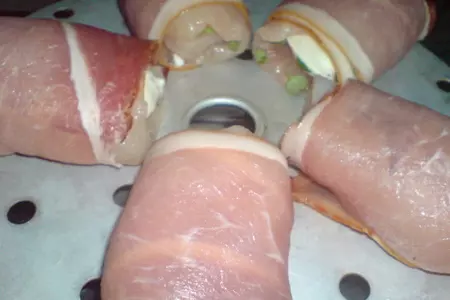 Рулетики из куриной грудинки,пармской ветчины и моццареллы,приготовленные на пару.: шаг 7