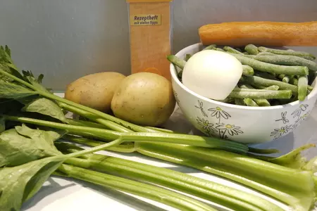 Суп-пюре из стручковой фасоли и сельдерея с креветками: шаг 1