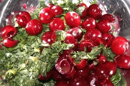 Тарт с вишней, ревенем и штрейзелем: шаг 1