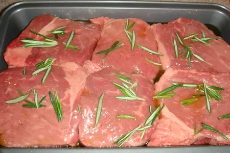 Медальоны из говядины с вишневым соусом на подушке из рукколы и сыром пармезан: шаг 1