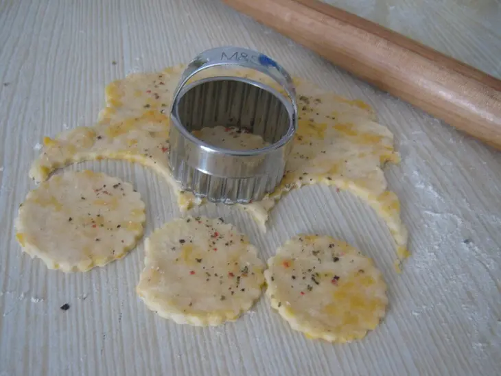 Русская версия сырных крекеров - " хрустяшки от николь" (nicoles cheddar crisps).: шаг 11