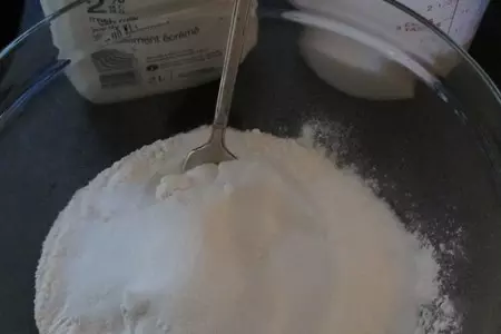 Португальский жареный хлеб  с клубничным салатом.: шаг 1